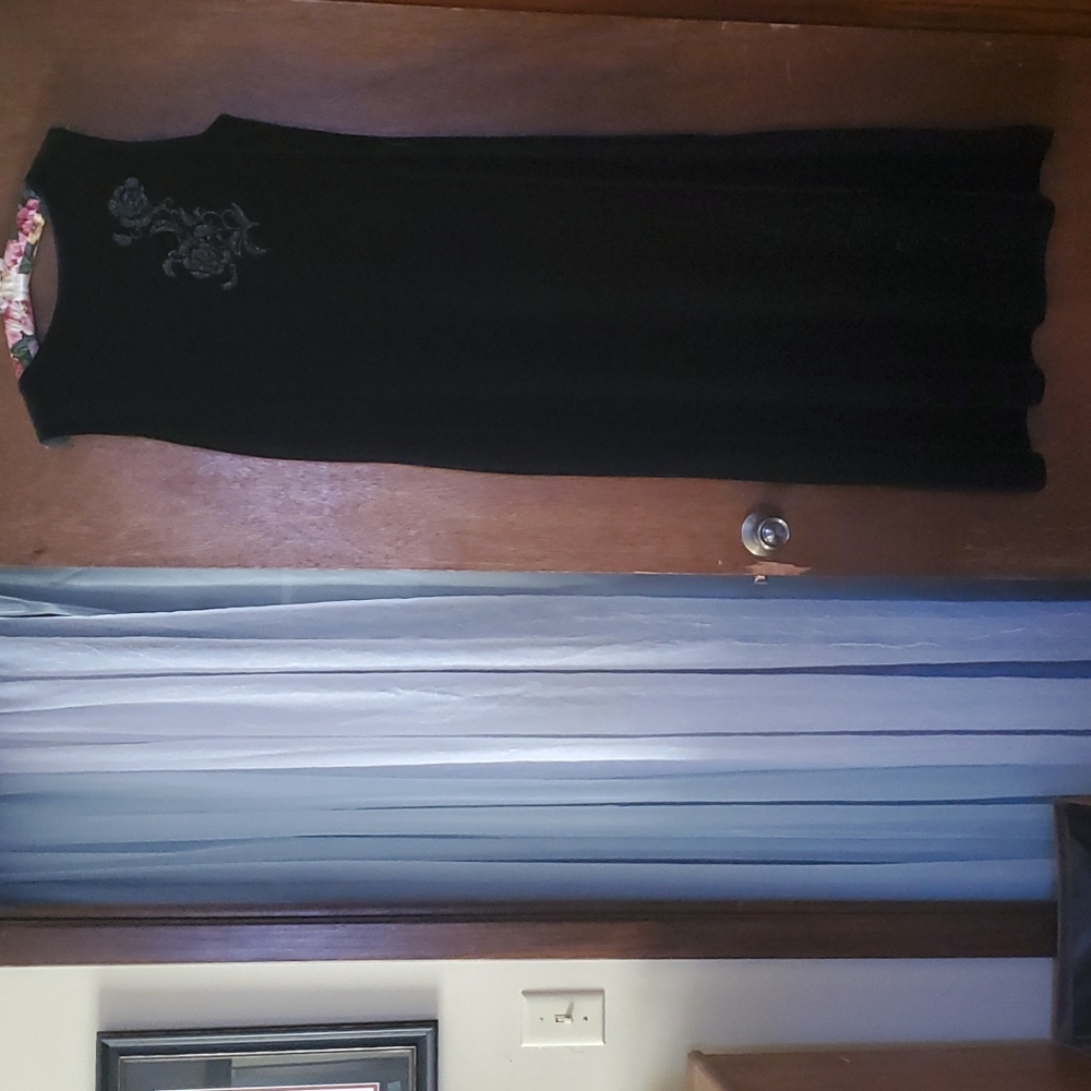 VELVET DRESS -- KATHIE LEE Black Velvet Sheath Dress #operanight